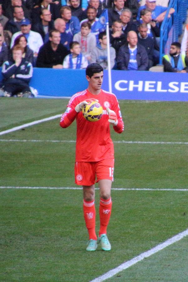 库尔图瓦切尔西英超生涯全解析：蓝桥岁月的荣耀与争议