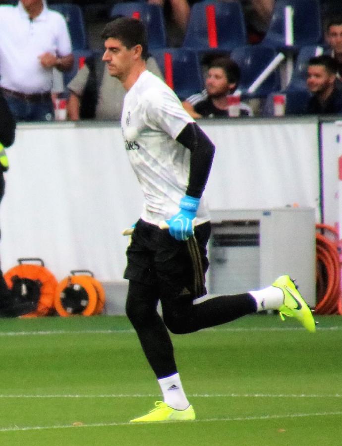 库尔图瓦皇马一号门将之路：从争议转会到伯纳乌绝对守护者